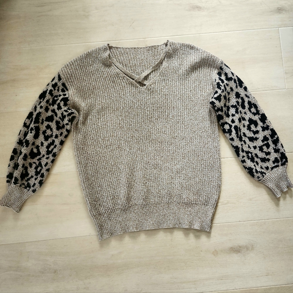 Emery Rose | Chunky Cozy Tan/Leopard Sleeve V-Neck Sweater
